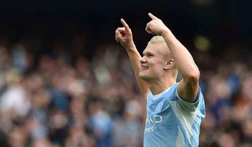 City sobrevive a un partido loco y lidera en solitario la Premier League