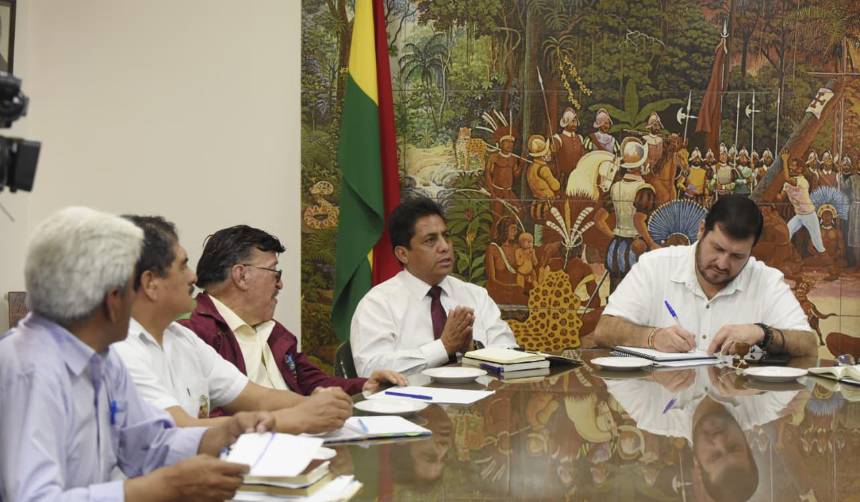 Bloque cívico nacional se reúne en Santa Cruz; esperan la llegada del presidente Paz