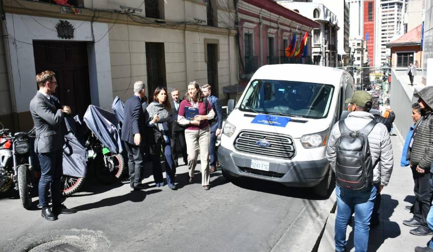Arce se reúne con observadores de la UE y la OEA para exponer su respaldo a los comicios presidenciales