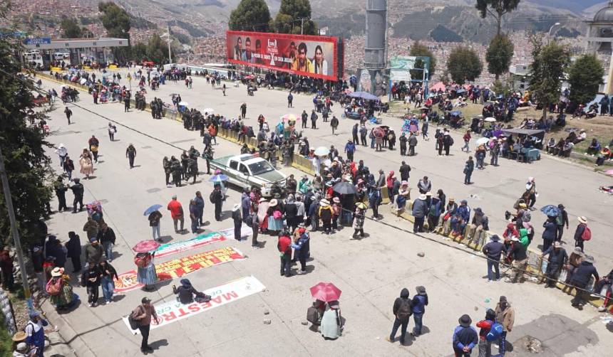 Tras llegar a un acuerdo, COB convoca a levantar todos los bloqueos en el país