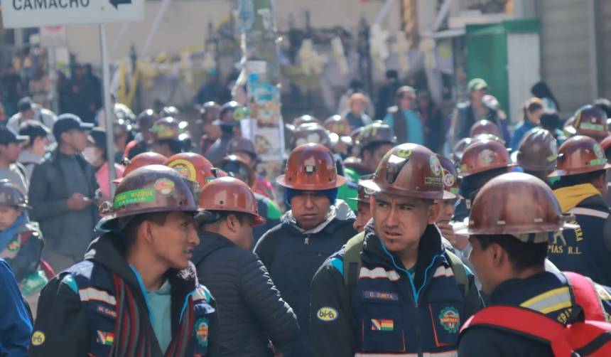 Viceministro dice que hay “pedidos inviables” de los cooperativistas mineros y descarta reunión con Arce
