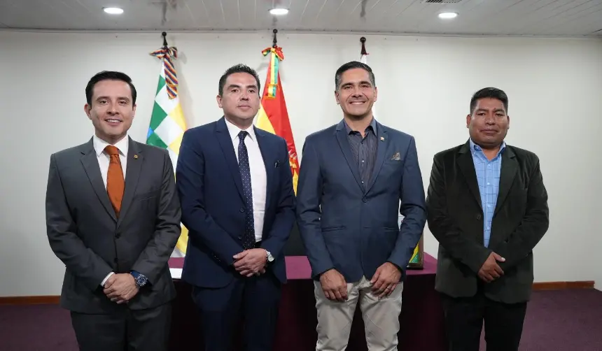 Desarrollo Productivo posesiona a tres viceministros, entre ellos una exautoridad que vuelve al Ejecutivo