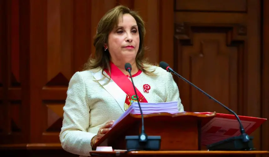 Boluarte dice que al llegar al poder evitó que Perú sea “un país fallido como Bolivia, Cuba y Venezuela”