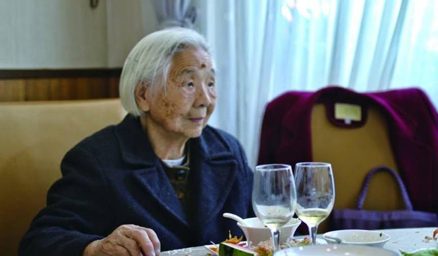 Mujer de 101 años sorprende por su estilo de vida: mira tv hasta la madrugada y duerme hasta las 10 de la mañana