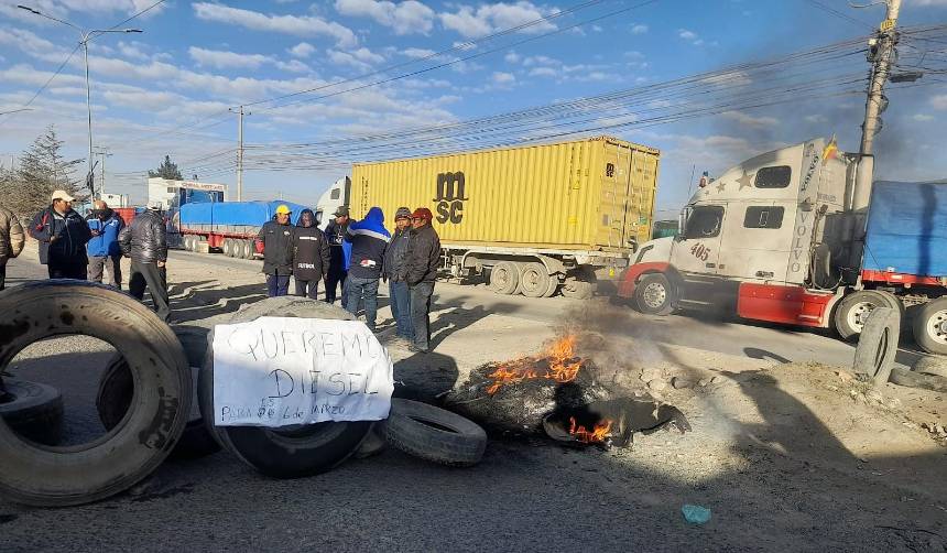 Choferes bloquean avenida troncal de El Alto para exigir diésel en un surtidor en el que forman filas hace siete días 