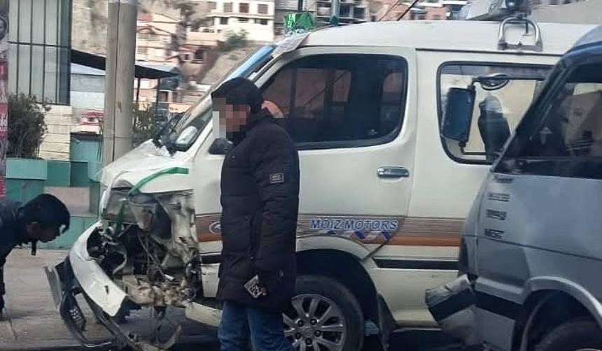 “Tienen lesiones en el rostro”: Bus escolar choca con un minibús y deja tres niños heridos en el sur de La Paz