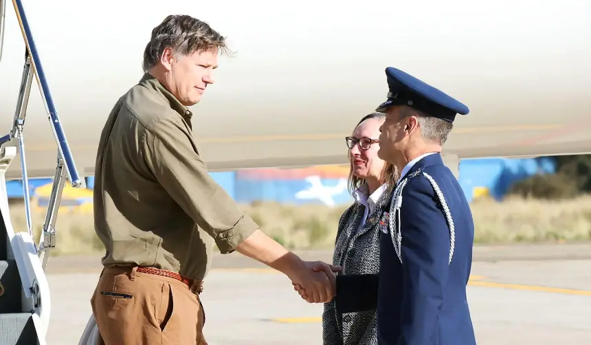 Vicecanciller de EEUU llega a Bolivia “para dar paso a una nueva era” en las relaciones con la llegada de Paz al poder