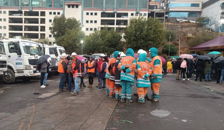 Tercer día del plan Escoba: Los funcionarios vuelven a retirar la basura de las calles de La Paz y el riesgo para la salud crece 