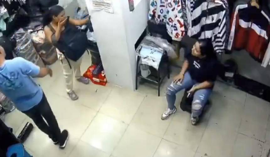 Video: La encontraron robando ropa y recibió tremenda paliza de la dueña del negocio 