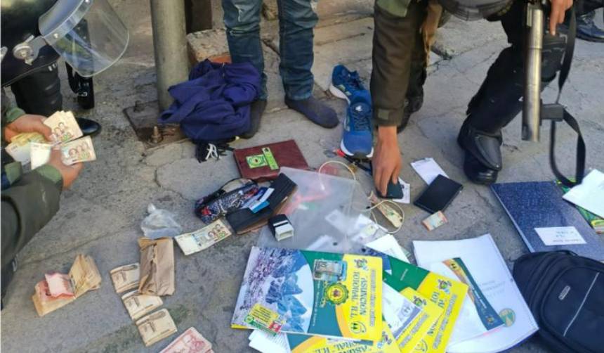 Policía reporta la aprehensión de dos hombres con Bs 34.690 y una “lista de manifestantes” durante protestas en La Paz