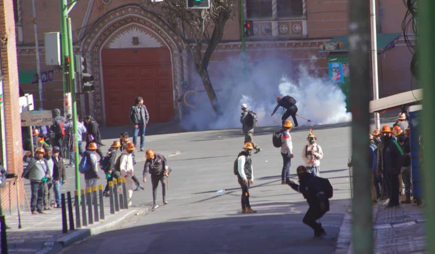 Capturan a un hombre acusado de lanzar dinamita a la Policía y suman al menos tres arrestados por los enfrentamientos en La Paz