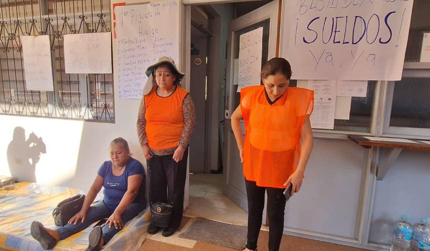 Trabajadores en salud de Cochabamba instalan huelga de hambre exigiendo el pago de salarios a personal con ítems IDH