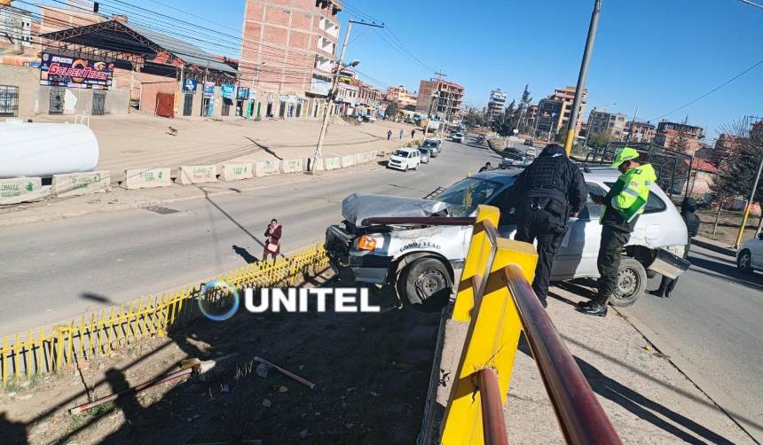 Un vehículo se estrella contra la baranda de un puente de El Alto y queda colgado 