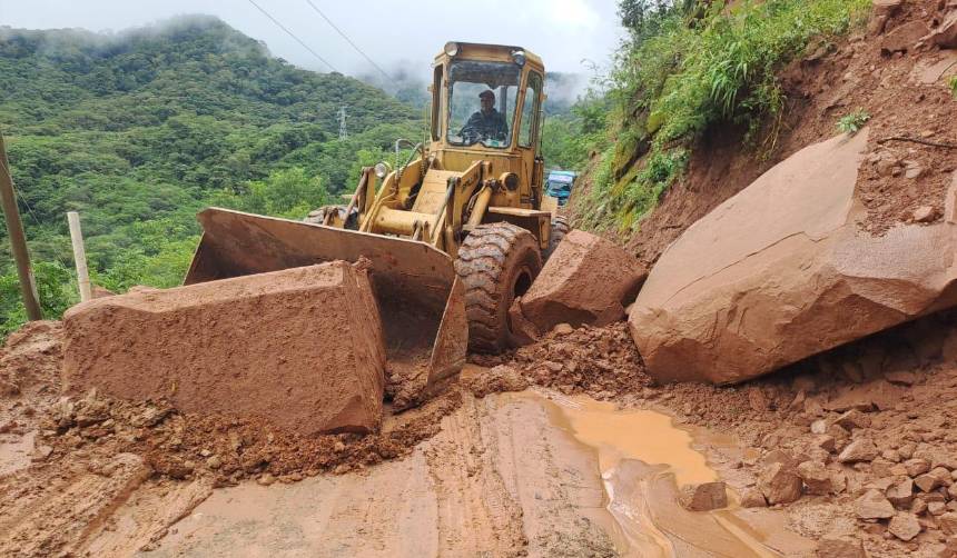 Cinco tramos carreteros del país siguen sin circulación vehicular por derrumbes