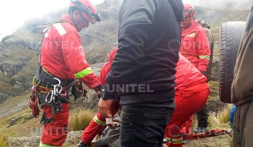 La Paz: Vagoneta cae a un río en la ruta a Los Yungas; buscan a los ocupantes, reporta la Policía 