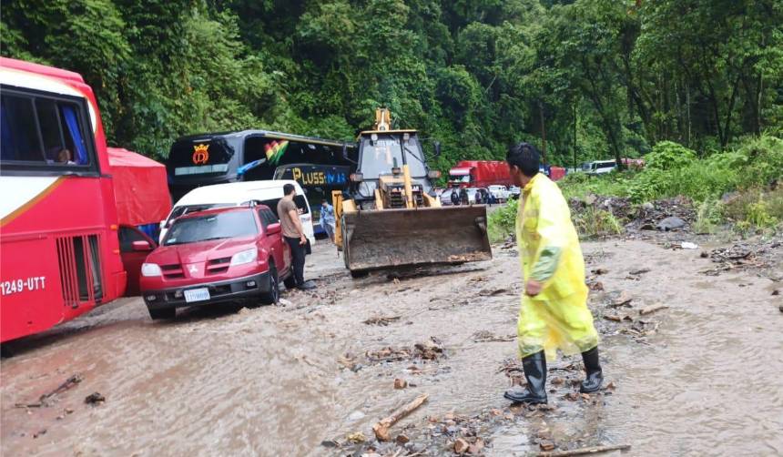 Autorizan salida de buses desde Santa Cruz a Cochabamba tras habilitación de la vía en el trópico