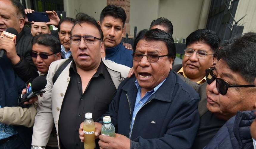 Bloqueos por gasolina: Choferes dicen que solo dialogarán con Paz y advierten con un paro indefinido y nacional