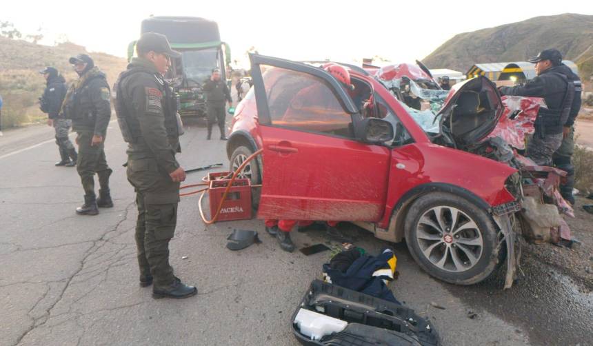 Un muerto tras choque entre un vehículo y un bus en la carretera Potosí - Sucre
