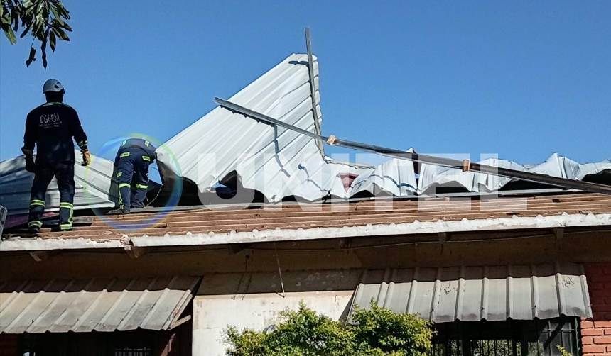 Fuertes vientos se llevan techos y tumban árboles en Santa Cruz: Alcaldía y bomberos atendieron emergencias