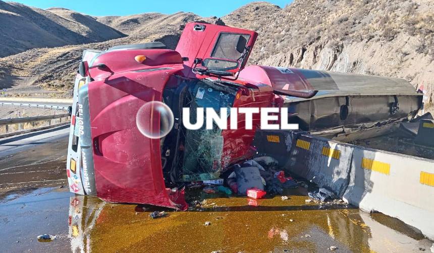 Camión cisterna sufre accidente y derrama combustible sobre la carretera Oruro-Cochabamba