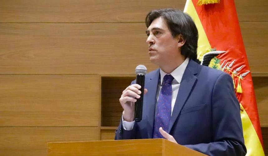 “Se puede abrogar, derogar”: Ministro Zamora contradice al presidente Paz por el decreto del diésel