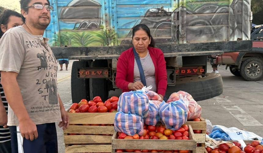Bloqueos causan pérdidas Bs 500.000 por día al sector productor de los valles cruceños, señala dirigente