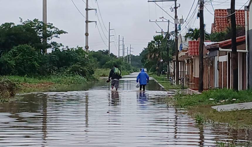 Tras intensa lluvia, agua llegó hasta las rodillas en varias zonas de la capital cruceña 
