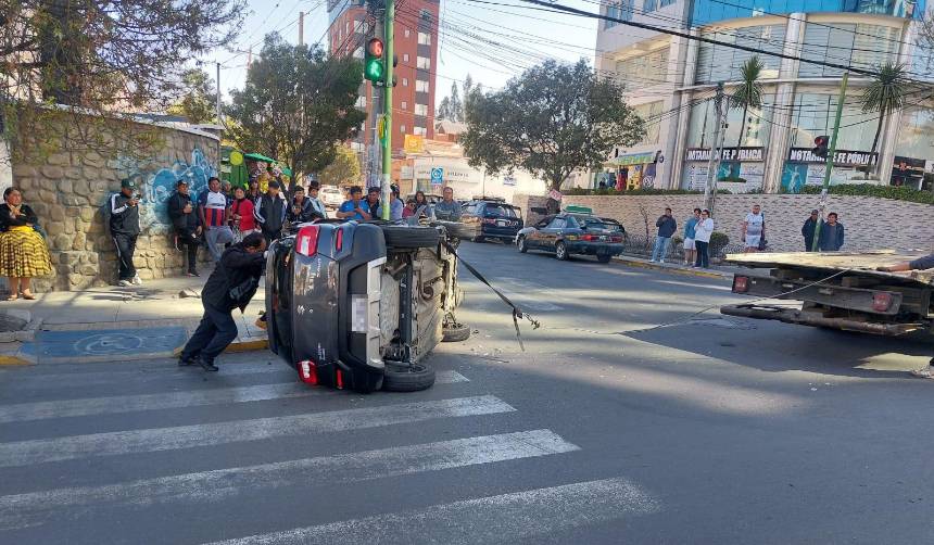 Un vehículo queda volcado tras ser chocado por otro motorizado dejando tres heridos, se presume que uno se pasó la luz en rojo