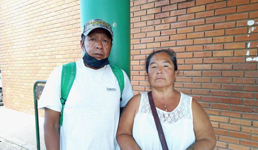 Ya le extrajeron las balas de la cabeza a la joven atacada por su expareja, pero sigue en terapia intensiva, revela su madre