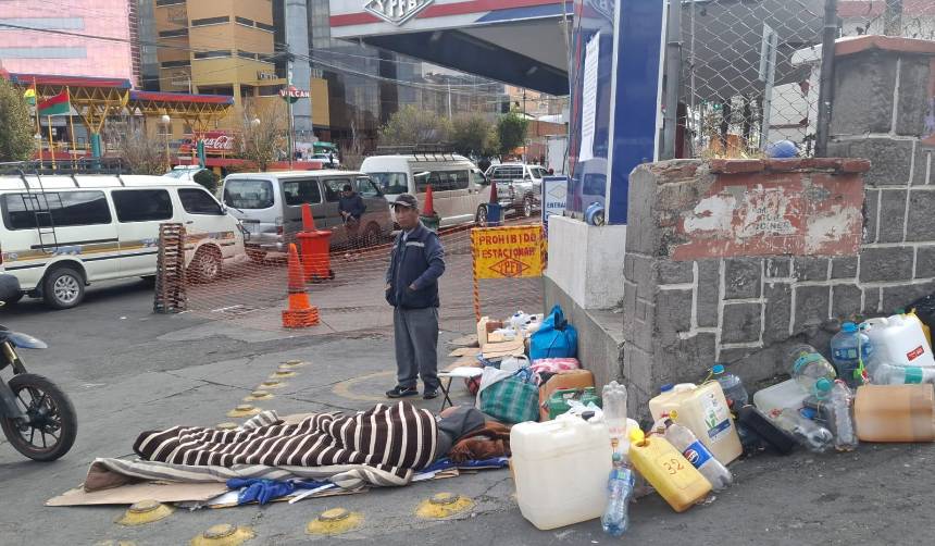 La crisis por el combustible golpea a La Paz: El transporte urbano se reduce al mínimo y los conductores siguen durmiendo en los surtidores