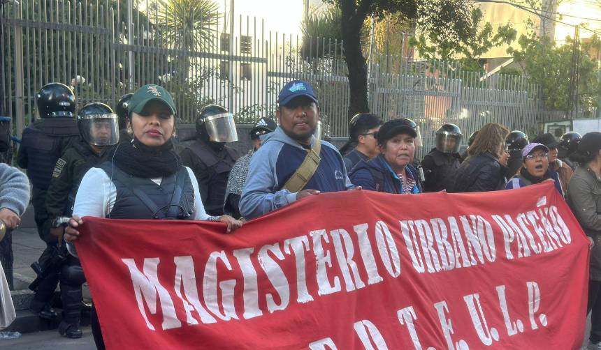 Maestros urbanos protestan en puertas del Ministerio de Educación en La Paz 