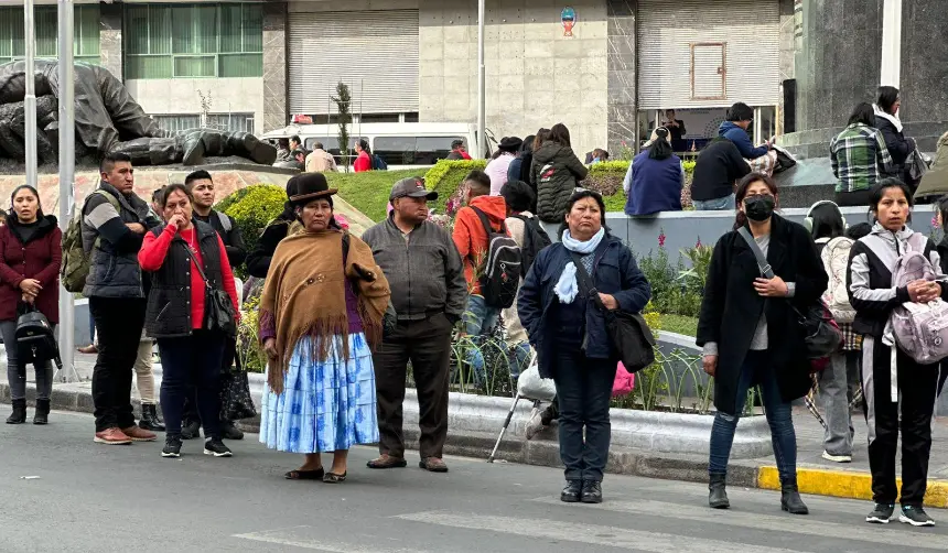 “No hay transporte”, personas se quejan por la falta de taxis y minibuses en La Paz debido a la escasez de combustible 