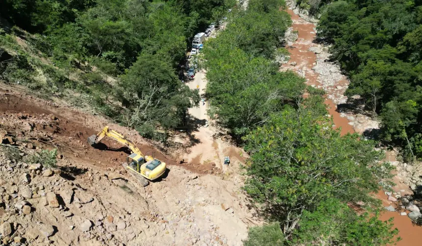 Santa Cruz: Una carretera está intransitable y en otra piden precaución para circular 