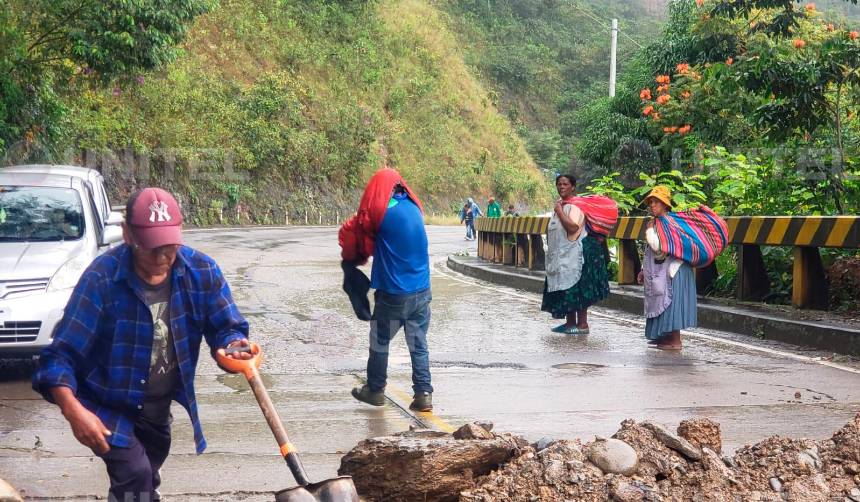 Turistas y viajeros caminan bajo la lluvia debido a bloqueos en el norte de La Paz 