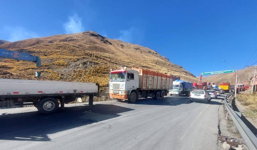 “Las filas son tremendas”: Choferes denuncian escasez de combustible en los Yungas de La Paz