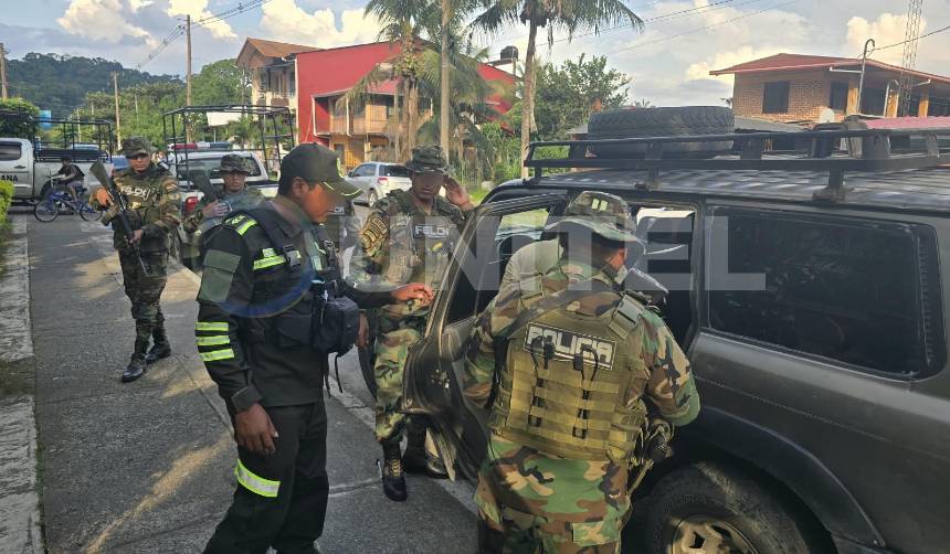 Bajo fuerte resguardo policial, trasladan a Cochabamba a extranjero acusado de intentar asesinar a una mujer y a su hija