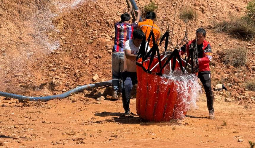 Cochabamba: Sistema Bambi Bucket inicia operaciones para mitigar incendio forestal en Mizque