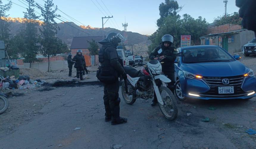 La Paz: Enfrentamientos entre policías y bloqueadores este sábado en la ruta a Río Abajo