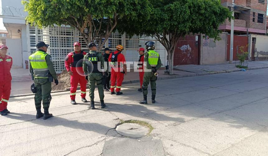 Policías y Bomberos se movilizan ante la amenaza de un posible artefacto explosivo en una clínica de Cochabamba