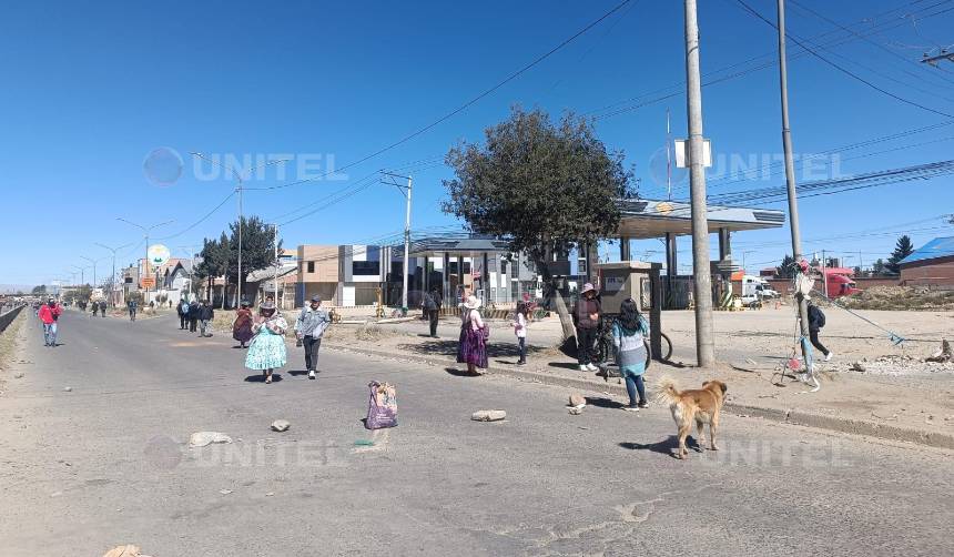 La Paz: Bloqueos se reinstalan en carreteras tras operativos para despejar vías 