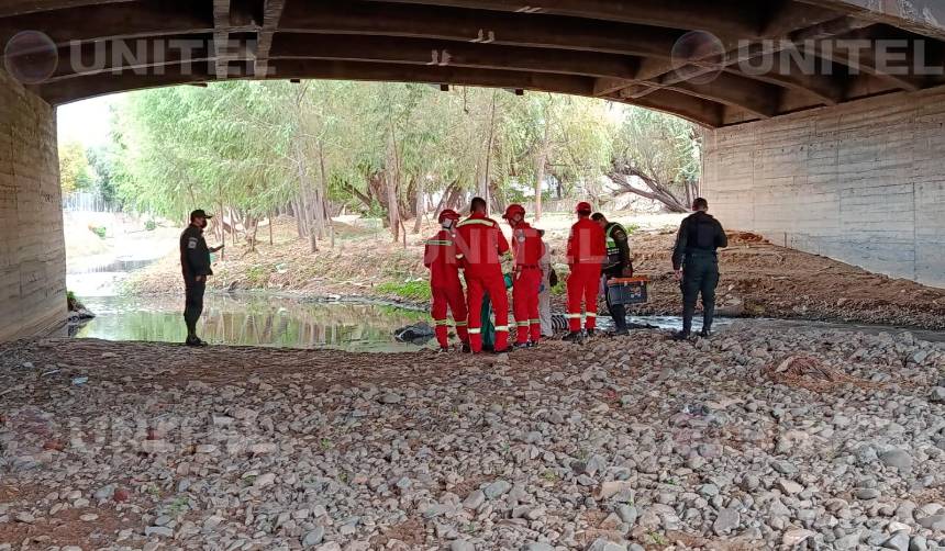 Encuentran bajo un puente a un hombre muerto cubierto con una bolsa de yute y ramas