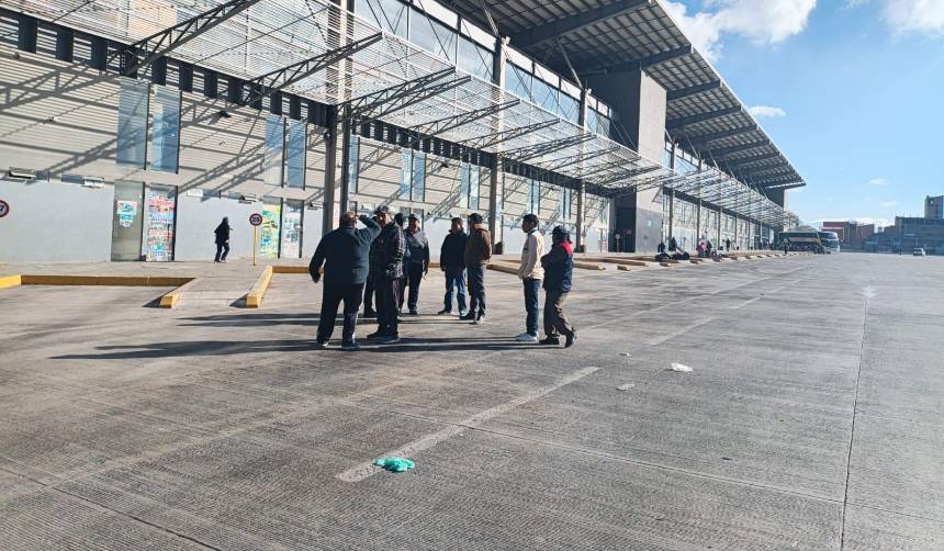 Suspenden viajes en las terminales de El Alto y Minasa, pero los buses operan de manera normal desde La Paz