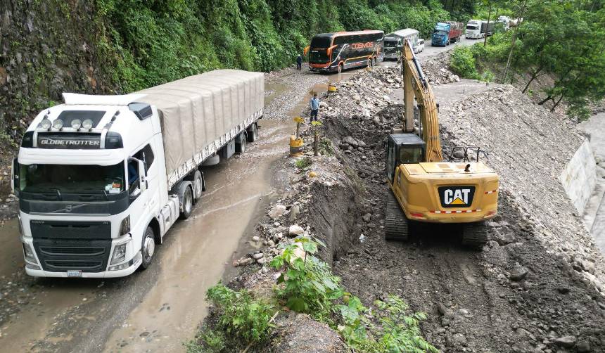 Lluvias causan deslizamientos en la nueva y antigua ruta entre Cochabamba y Santa Cruz