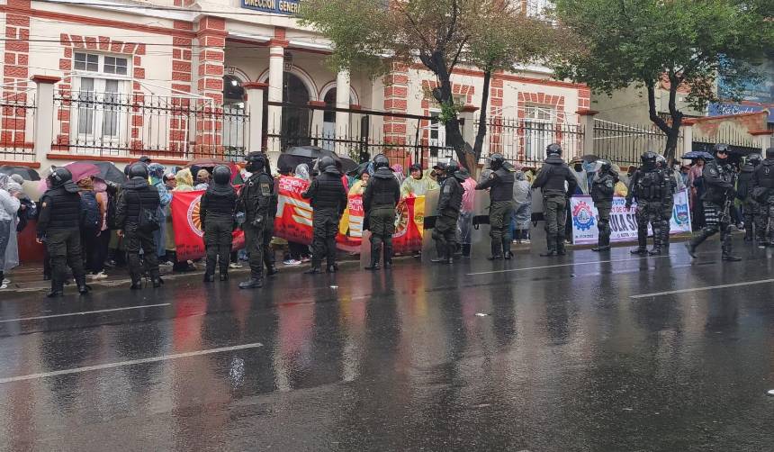 Policía usa gases para dispersar la protesta de los maestros en La Paz; magisterio advierte con un paro de 48 horas