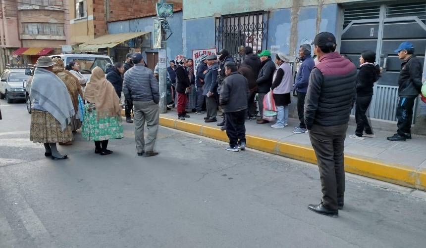 La Paz: Incremento del precio del pan provoca gritos y empujones entre panaderos y compradores