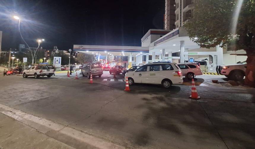 La Paz: Se registran filas por gasolina en surtidores de Miraflores y Obrajes