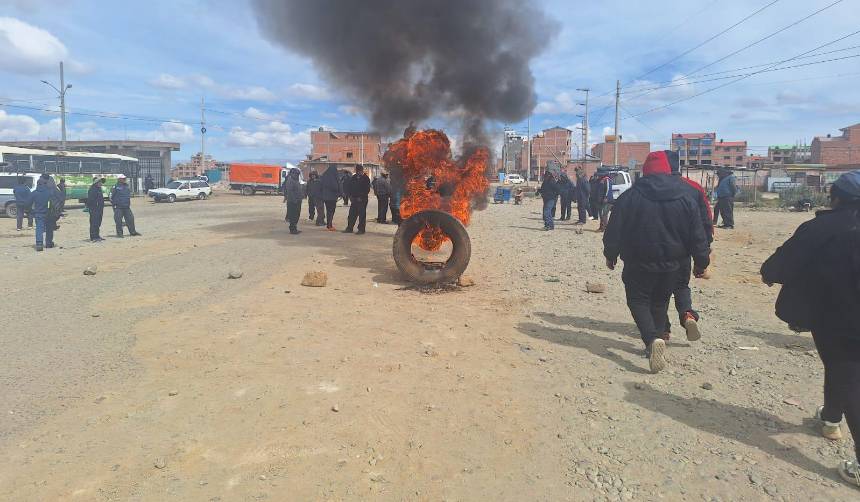 ABC: La Paz arranca la semana con 15 puntos de bloqueo en sus principales accesos