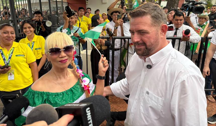 ¡Oficial! Expocruz 2026 abre sus puertas y la primera visitante es una filipina que esperaba con un tipoy y la bandera cruceña
