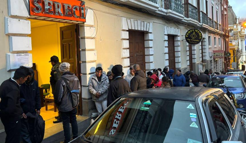 “Muy burocrático, hagan algo”: Cuarto día de filas desde la madrugada en el Sereci de La Paz