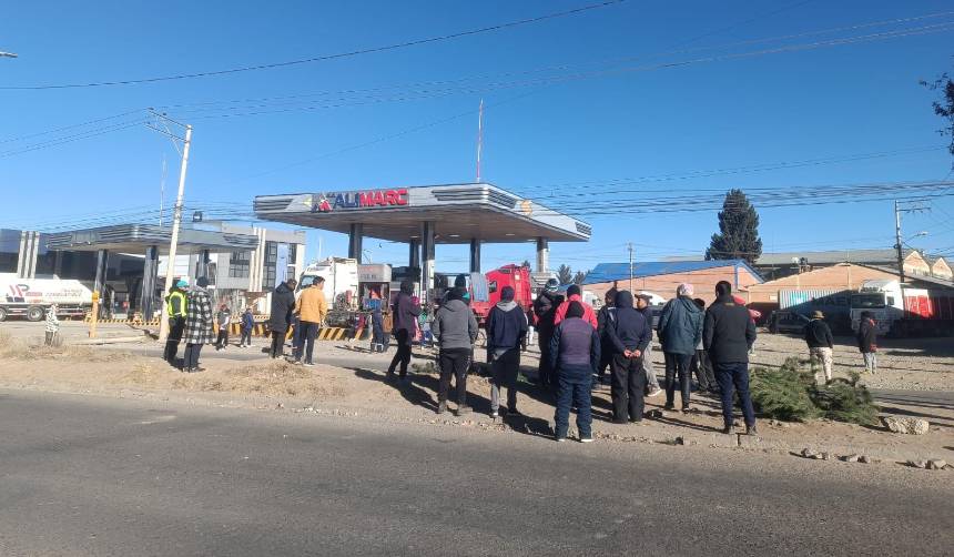Transportistas bloquearon este lunes vías en La Paz y El Alto exigiendo combustible